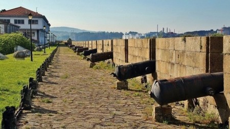 Arsenal de Ferrol. Defensas de La Cortina. Al fondo La Punta del Martillo.