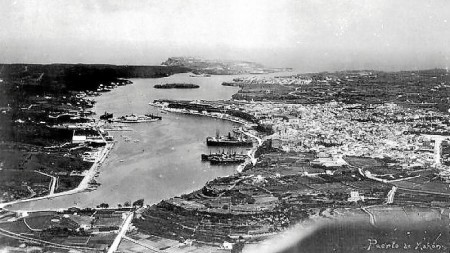 Panorámica del puerto de Maó con la base naval a la izquierda y la fortaleza de La Mola al fondo, durante la Guerra Civil